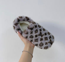 Load image into Gallery viewer, Lv fur slides
